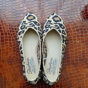 Skechers Air-Cooled Memory Foam flats Leopard Print size 6 Stretch Fit